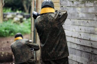 Pistolet airsoft avec accessoires et critères de choix pour débutants