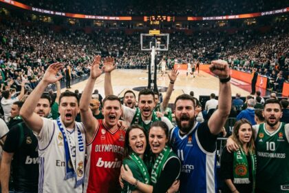 Fans passionnes de basketball EuroLeague dans les tribunes